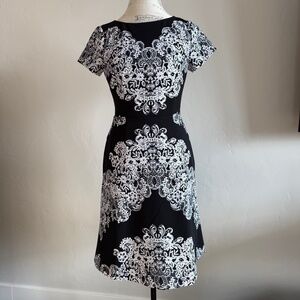 White House Black Market Black & White Contrast Lace Print Sheath Dress - Size 2